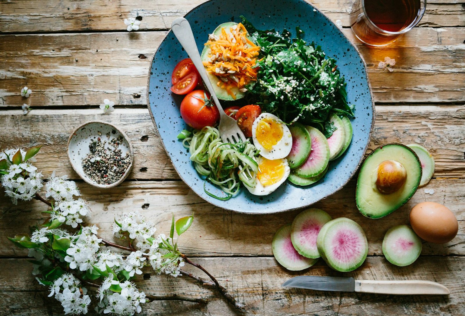 Desayuno de control dietético con verdura y huevo