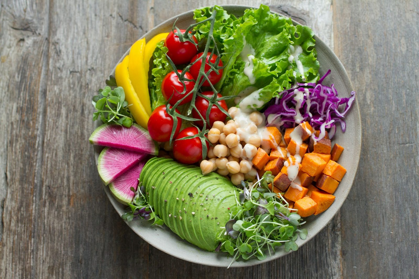 Plato de verduras, garbanzo y aguacate